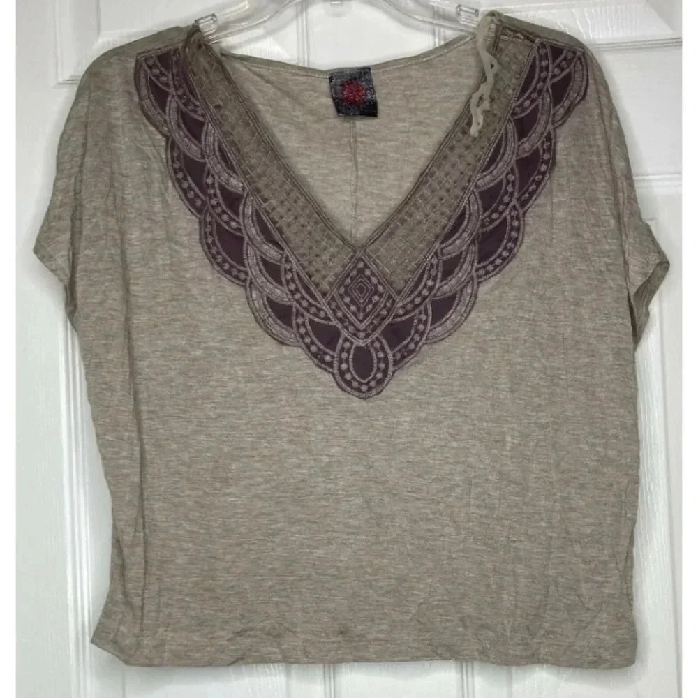 Woman I.NER Light Gray Purple Cropped S/s Cut Out Shirt Top Sz Medium EUC USA